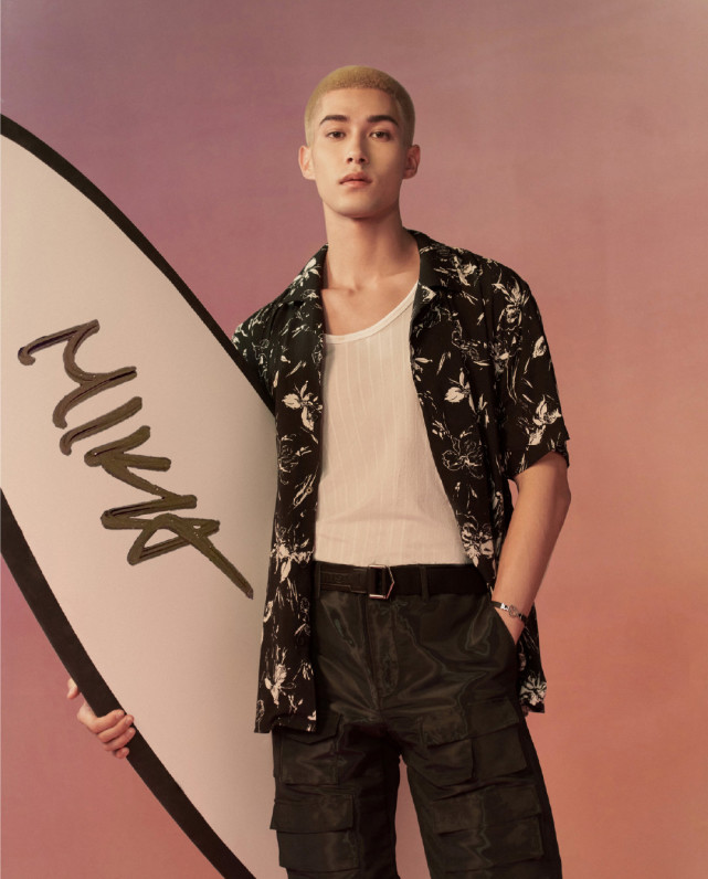 貝克漢姆曬愛妻與孩子們合影送祝福，小七奶萌笑容超可愛