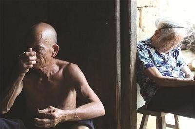 20岁抢为慰安妇，受欺负时：1岁女儿躺在身边瞪着眼