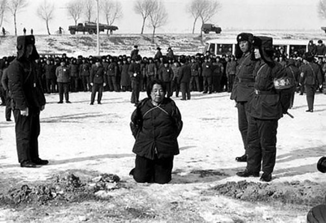80年代貪污犯王守信：庭審現(xiàn)場上蹦下跳拒不認(rèn)罪，最后被槍決