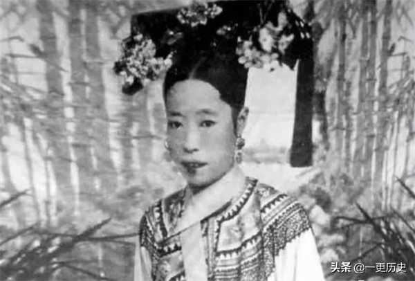 女歌手那英，原名叫叶赫那拉英，是慈禧太后的