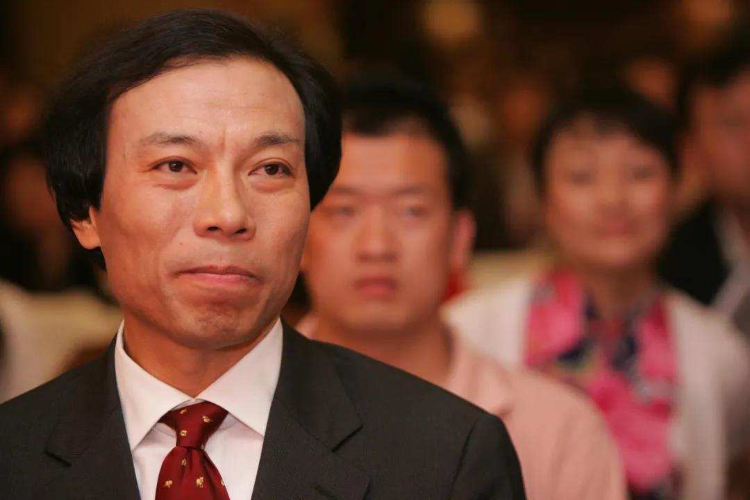 福建穷小子，小学没毕业，逆袭成福州首富，身家580亿却偷税