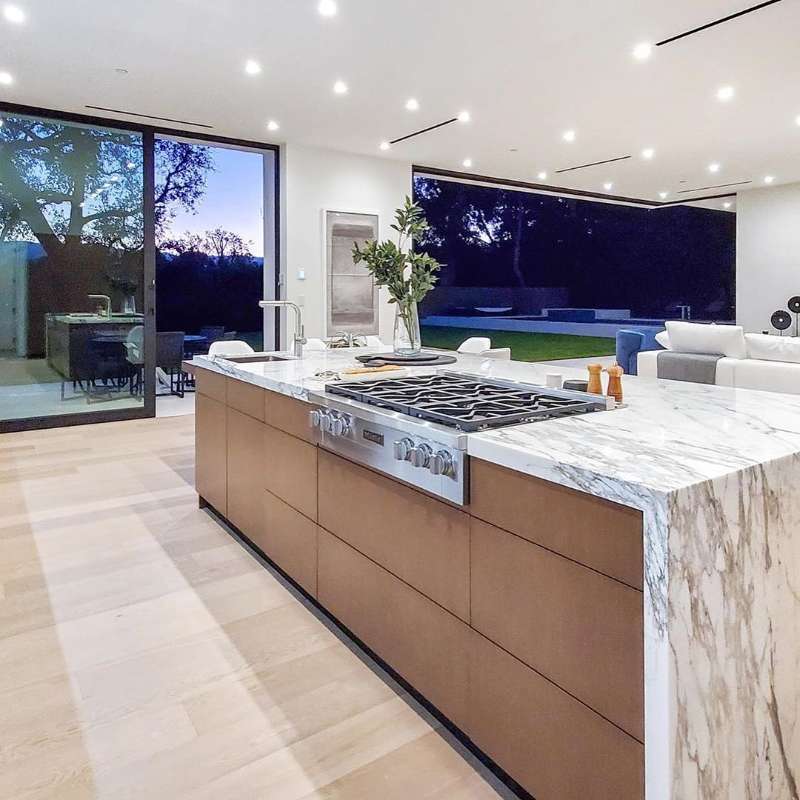 252㎡玻璃別墅掏空天花板，夜晚抬頭就是星空，美景貫穿全屋