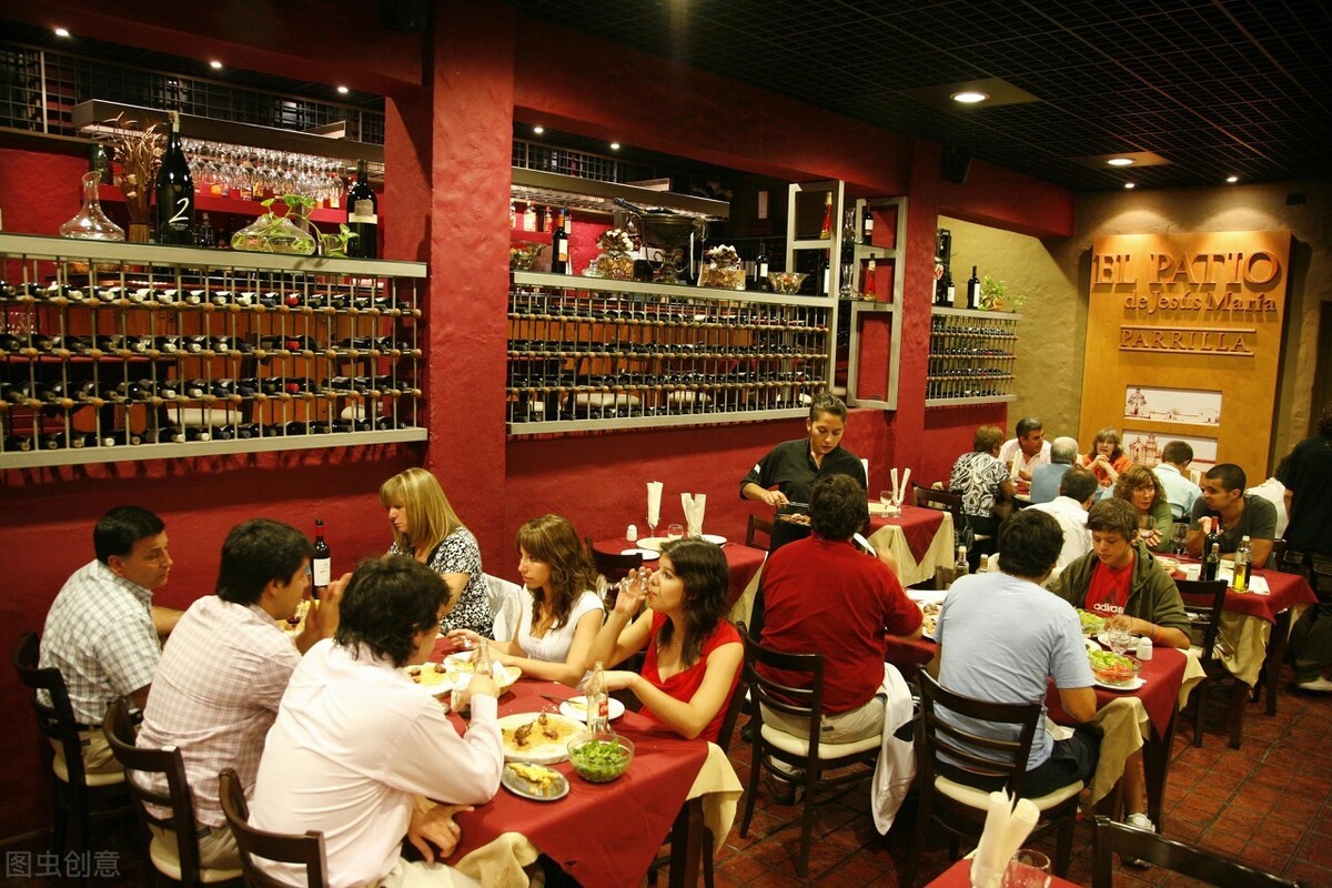 广东老板开饭店，利用“一个红包”，顾客抢着买单，这赚钱思路好