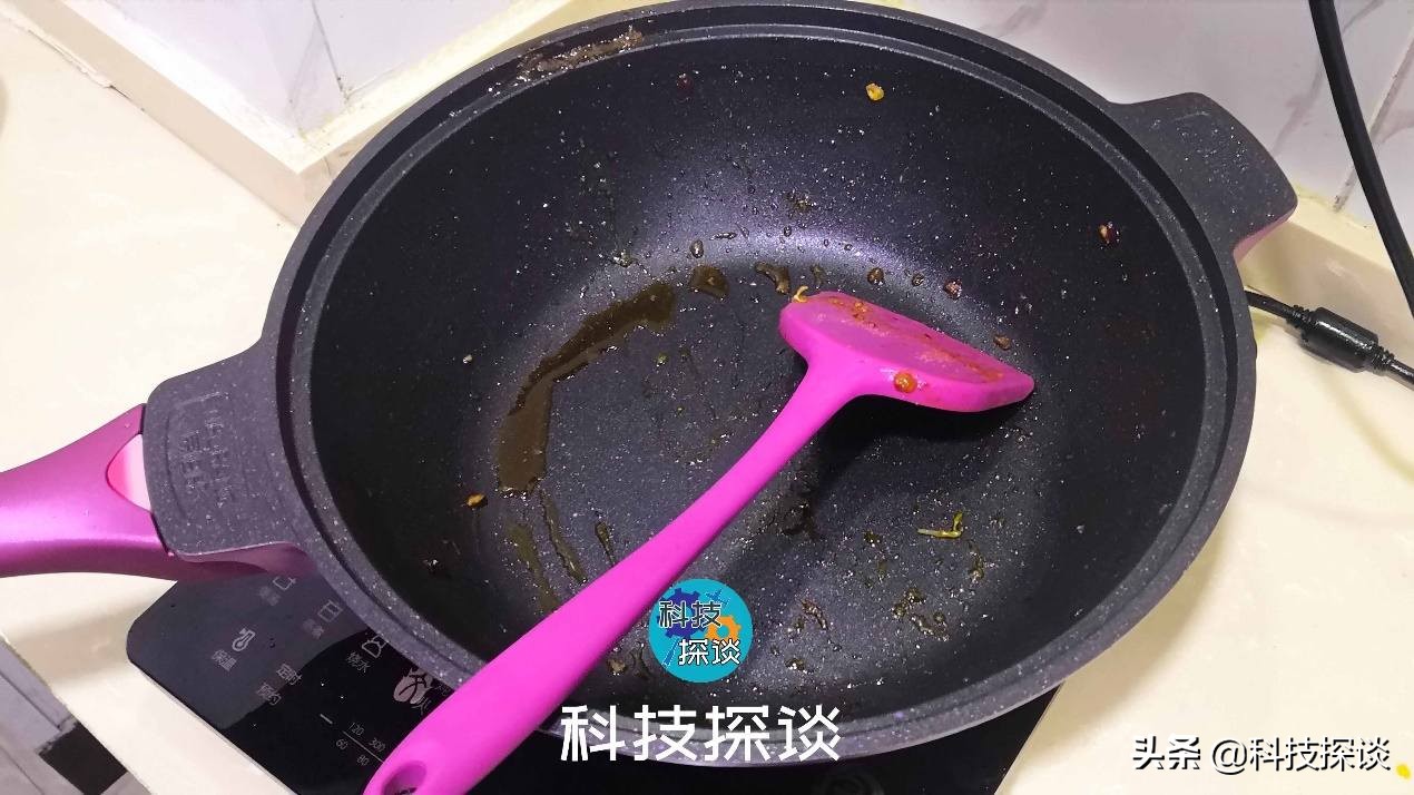 吃鸡啦，还加了土豆、青椒、茄子和豆芽，帝伯朗钛钻不粘锅挺好用