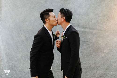 他是香港第一位同性婚姻的男艺人，结婚3年 家产