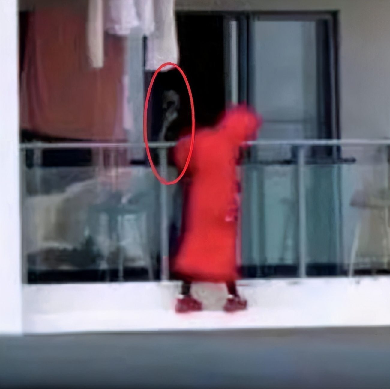 三亚“红衣女子坠楼”最新照片曝光，这四大悬疑或许能揭开真相