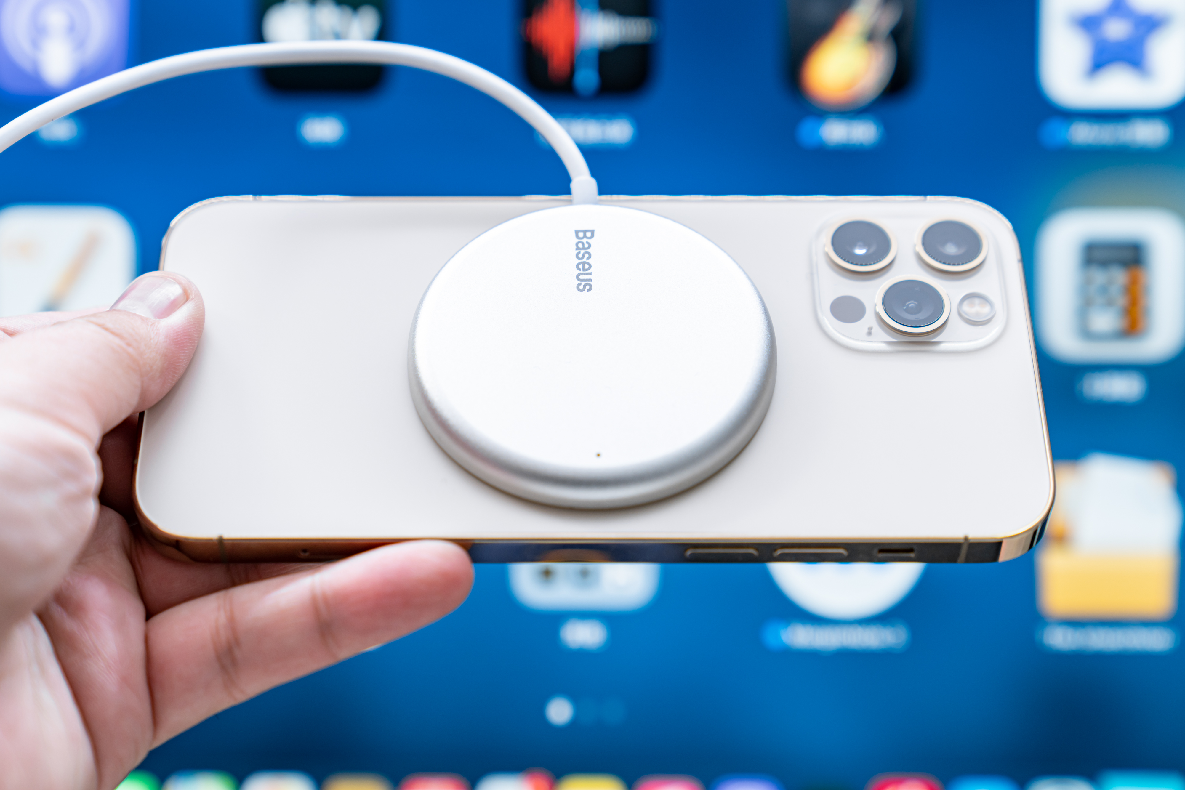 iPhone 12配件怎么选？手机壳、快充头、无线充一