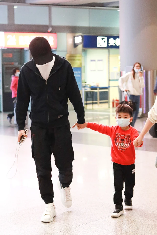 陳曉罕見攜兒子現身，父子一路嬉戲玩耍，4歲小星星眉眼很像爸爸