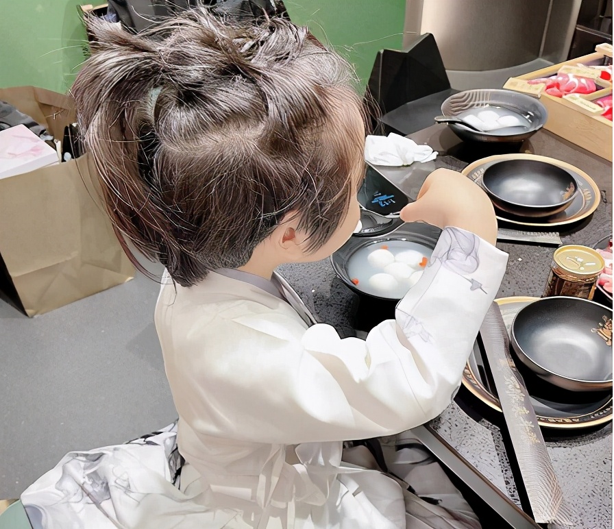 楊穎曬兒子扎小辮吃湯圓，母子過元宵，為與黃曉明同框提前慶生