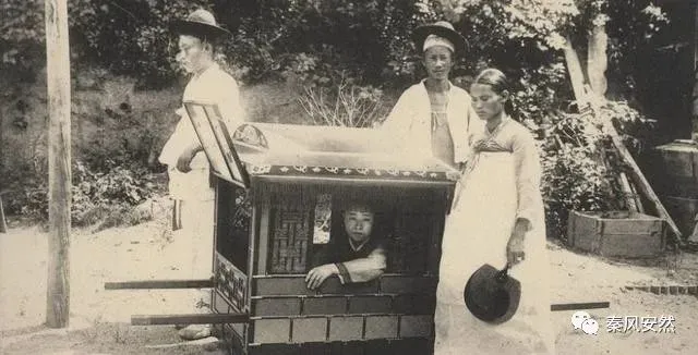 老照片：百年前的朝鲜真新潮，戴墨镜，坐独轮车