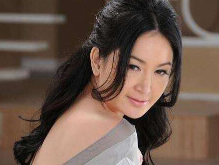 “不老女神”温碧霞新剧曝光，太妃一角引争议