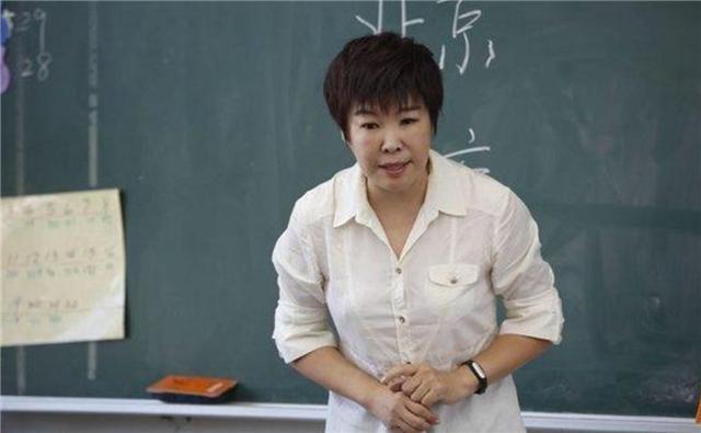 还记得那个被轰下台的于丹吗？在跌落神坛的日