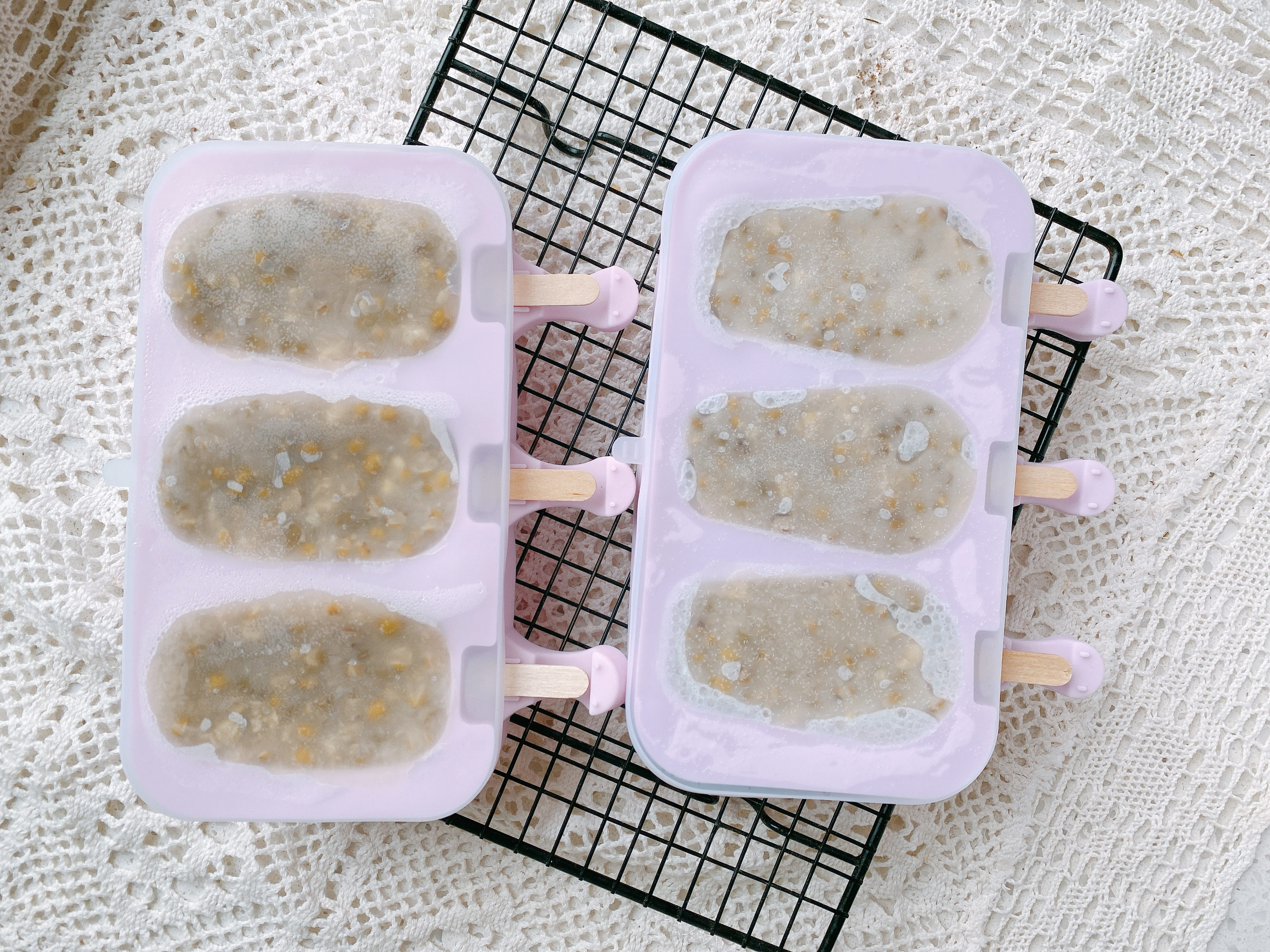 冰凉解暑的绿豆雪糕，自己在家做，香甜细腻无冰碴，小时候的味道