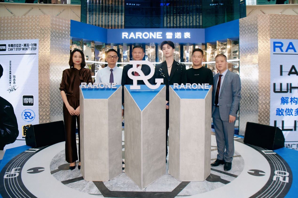 范丞丞现身成都 出席雷诺表新品发布会