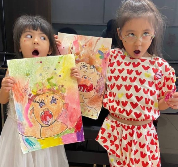 贾静雯两女儿画作太“恐怖”，画风诡异人物张牙舞爪，堪比毕加索