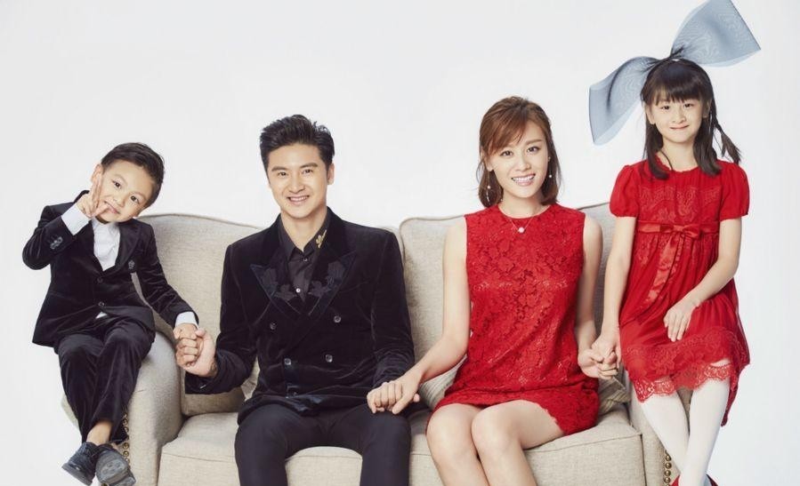 星二代太拼！叶一茜带儿子坐头等舱，孩子捧书睡过去，旁边摆满书