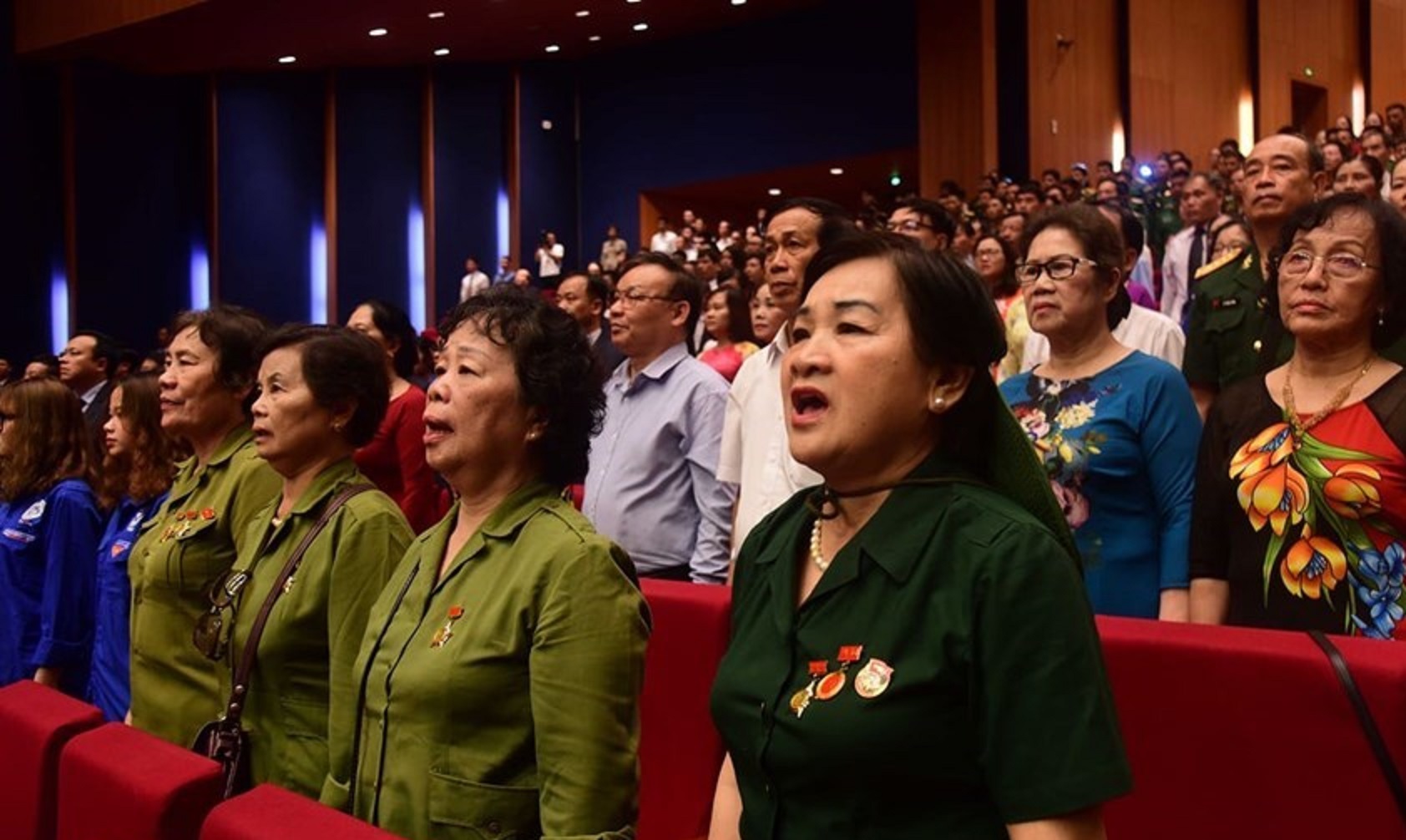 越南纪念胡志明的基调很鲜明：红色旗帜不会褪