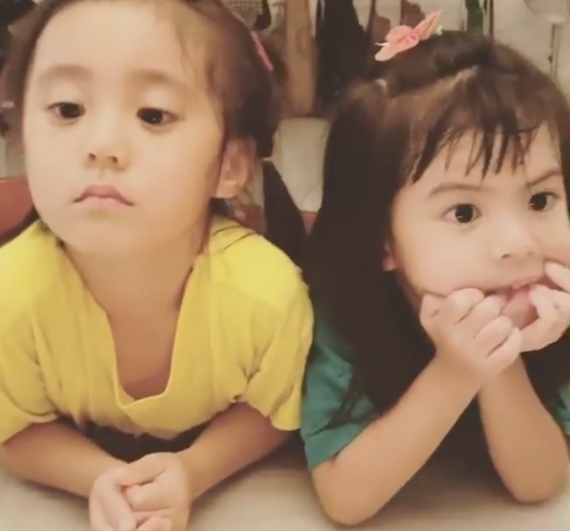 贾静雯仨女儿久违同框，4岁波妞涂绿色眼影搞怪大笑，黑虫牙抢镜