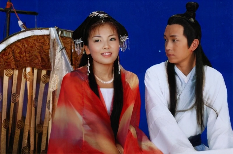 刘涛潘粤明罕见同框，亲昵拉手聊天很开心，曾在机场擦肩而过