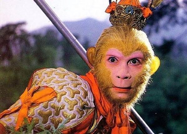 他把如来佛祖演成本人，每次一进寺庙，所有人都跪着叫他“佛祖”