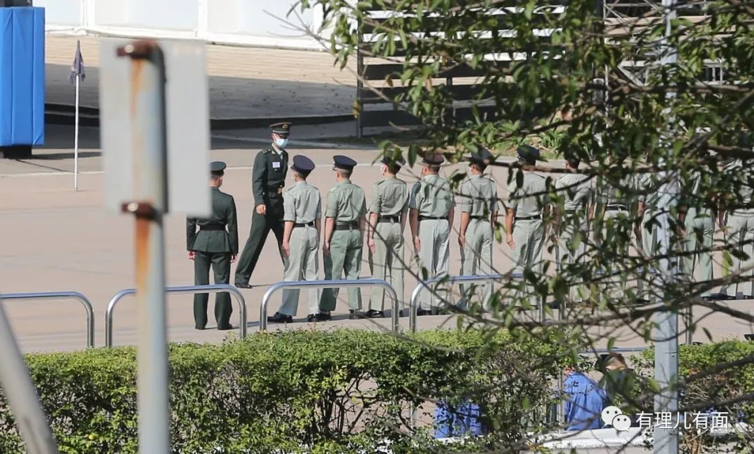 香港警察迈着解放军的步伐走来了！