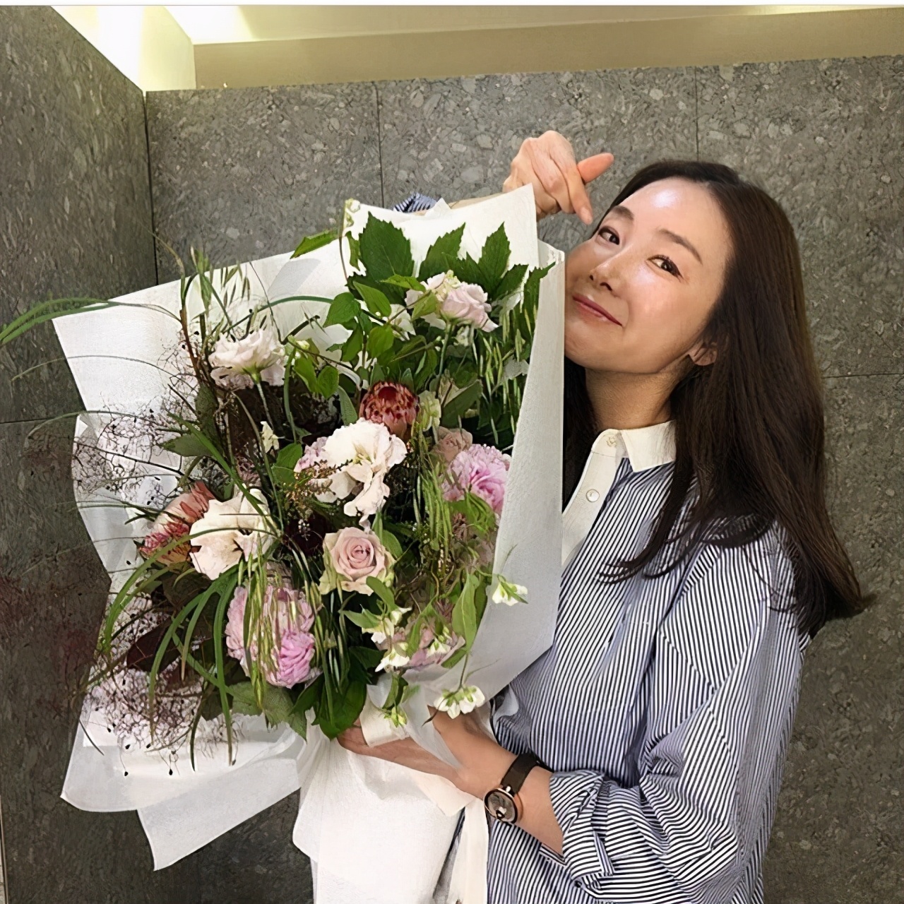 45歲崔智友產後首度露面，抱小嬰兒露慈愛笑容，五官略有變化