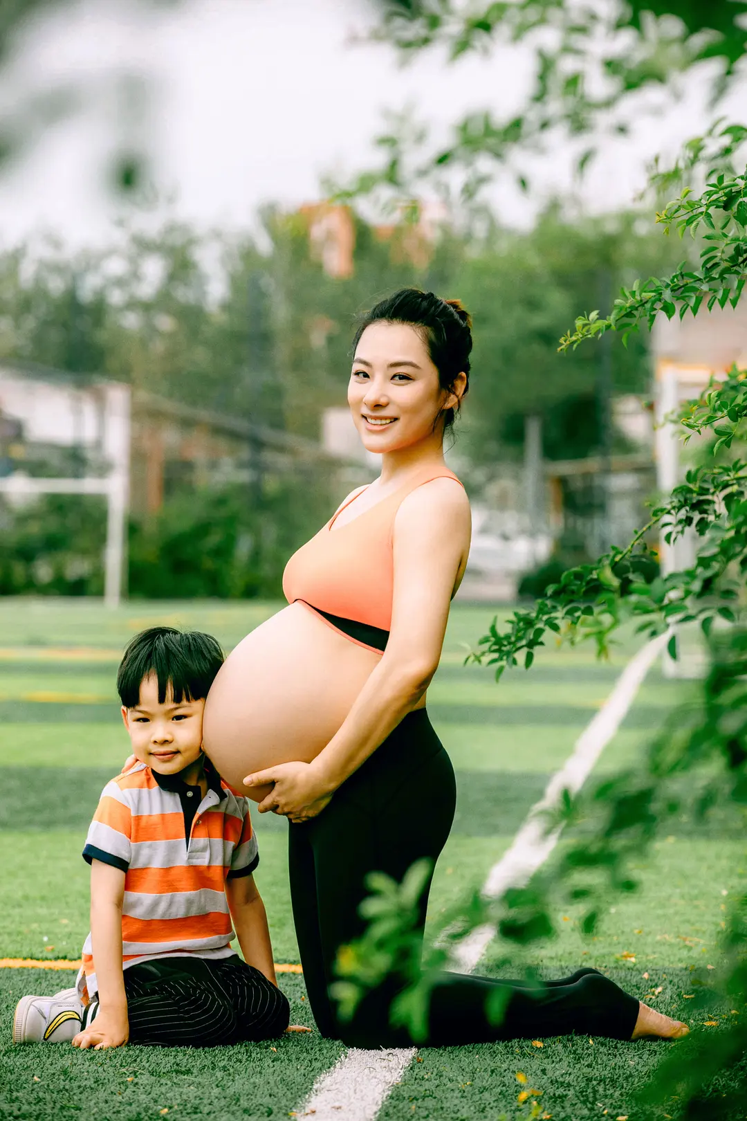 刘璇晒孕肚倒立照，不愧是世界冠军的体质，她的肚子和腿好真实啊