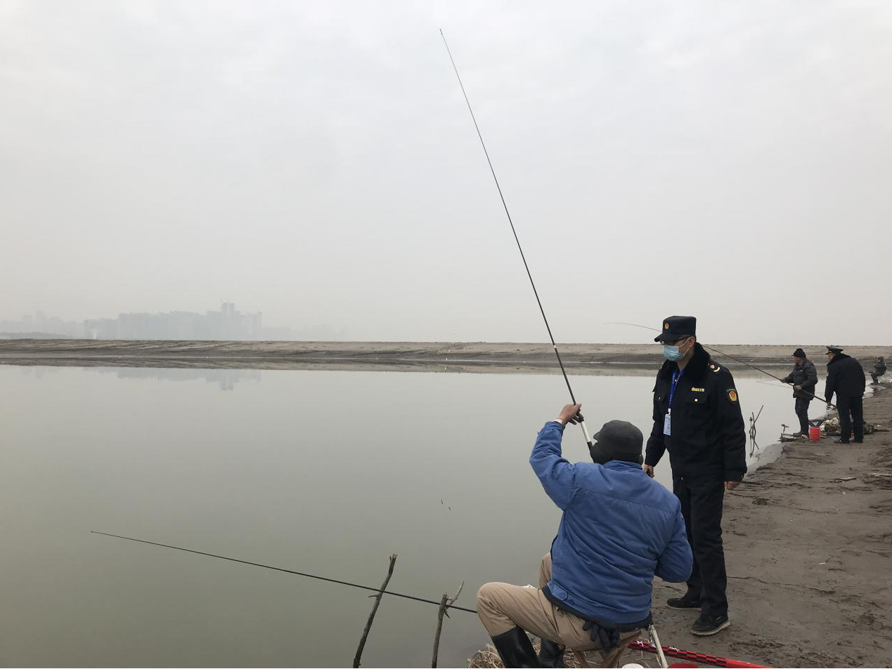 武漢市洪山區集中整治長江天興洲段非法捕撈及違規垂釣
