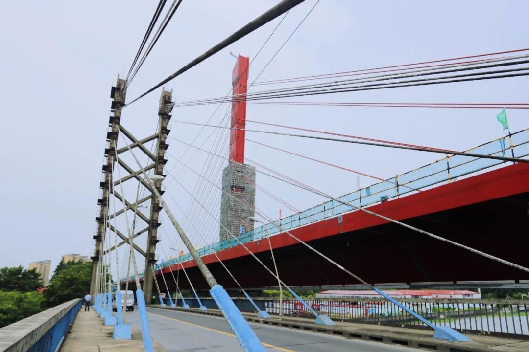 上海市松江区泖港大桥老桥开始拆除：新桥建成