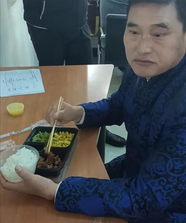大衣哥升级当评委！重回《星光大道》，身份已不可同日而语