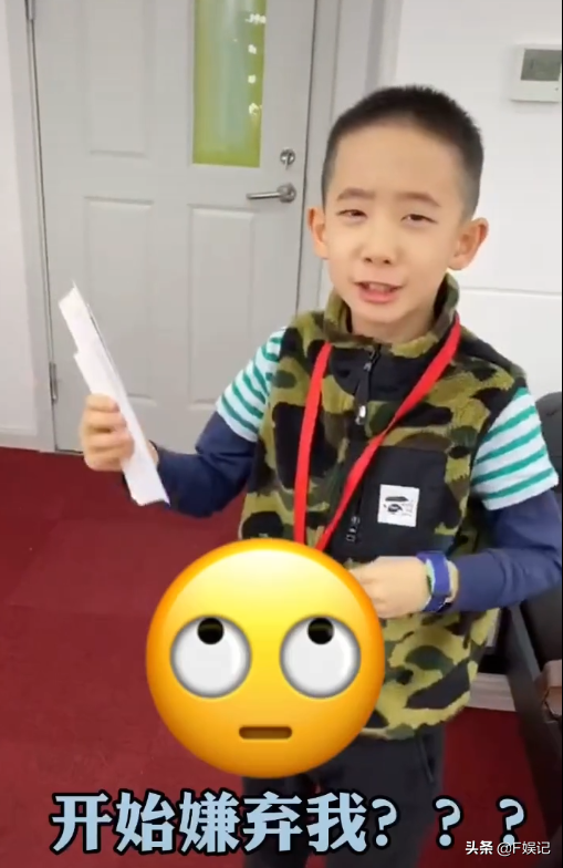 應采兒被兒子小小春嫌棄簽名照網友卻大贊兒子翻白眼像足媽媽