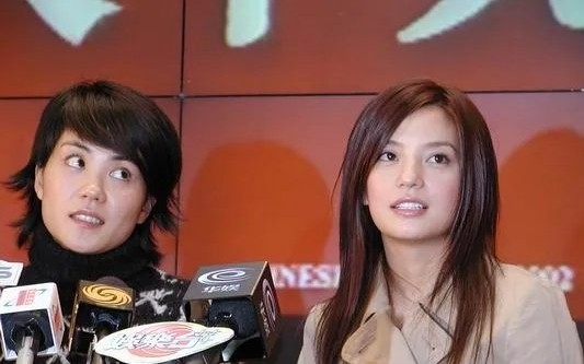 赵薇与窦靖童偶遇闲聊，45岁赵薇打扮似邻家少女，两人裤子吸睛