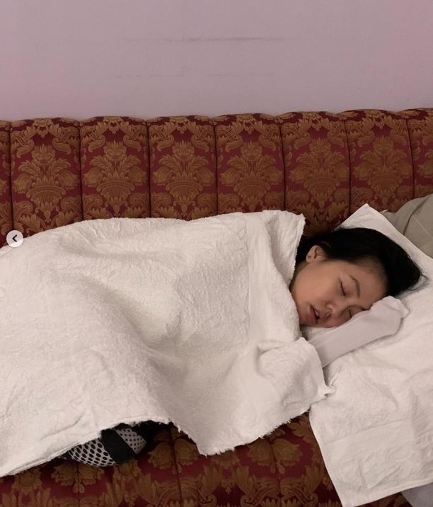 小S迎42岁生日，女儿发妈妈黑照为其庆生，张大