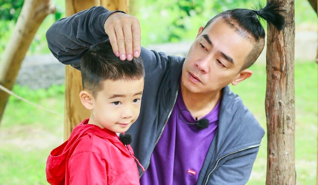 陈小春8岁儿子近照罕曝光！Jasper招风耳抢镜，父子俩大浓眉一样