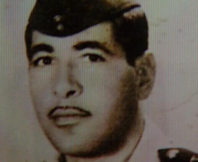 飞行员故意关闭发动机，飞机直接坠向大西洋，