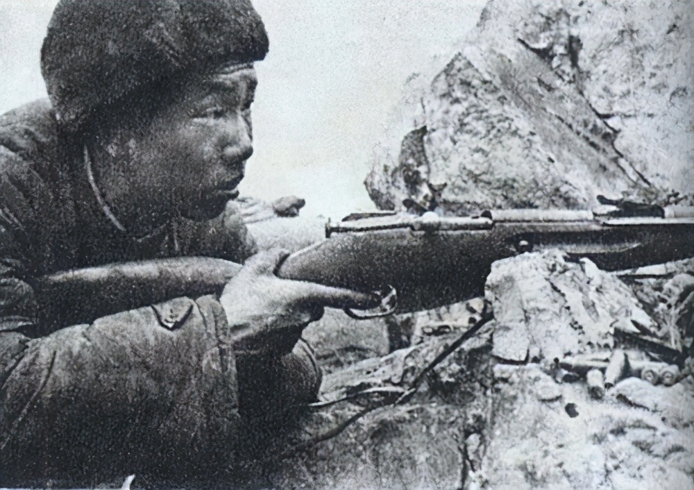 志愿军冷枪战术：单人32天点杀214人，三发子弹逼