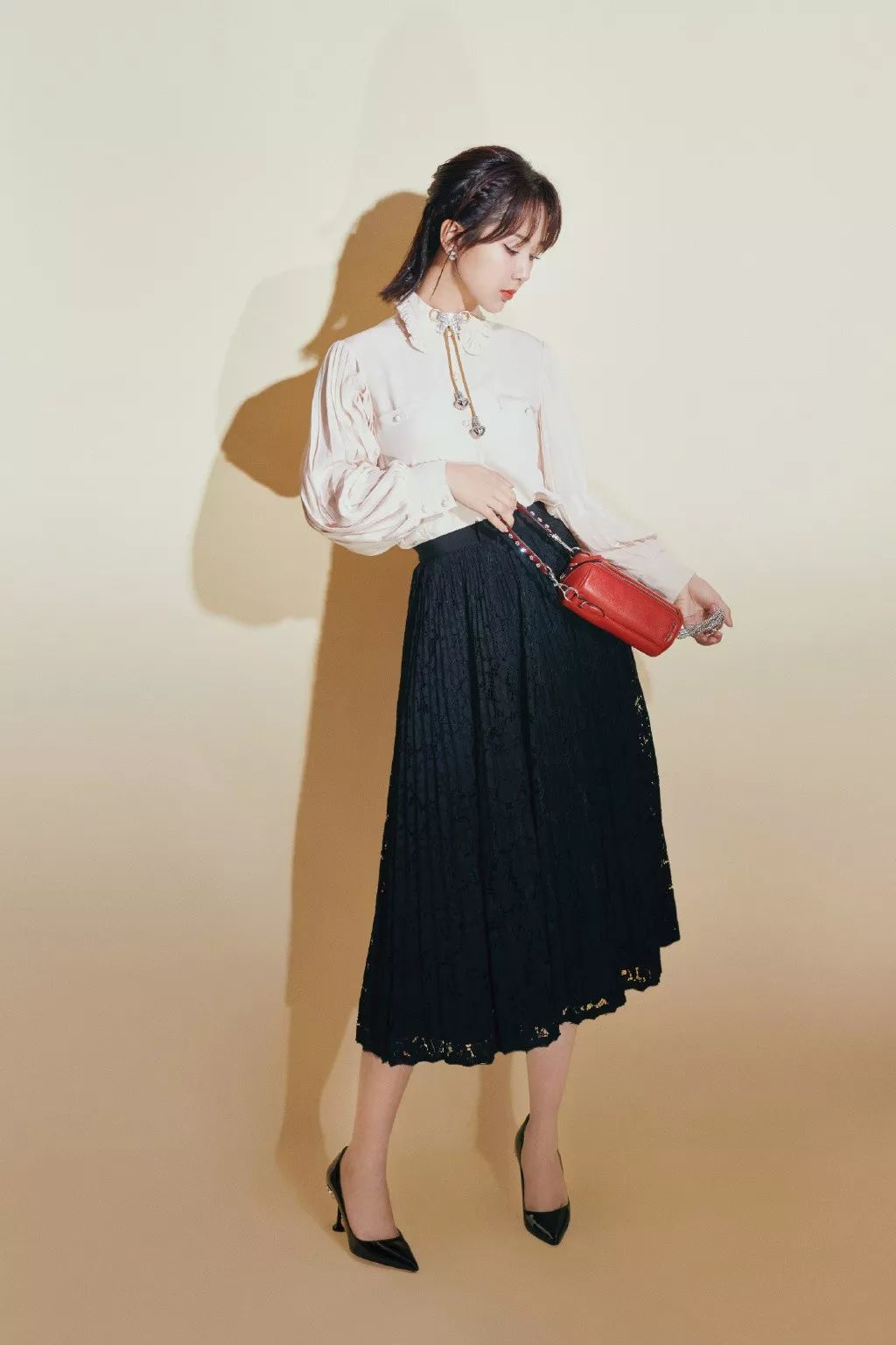 杨紫在国外看秀美出新高度，穿印花连衣裙领口开个小洞，气质惊艳