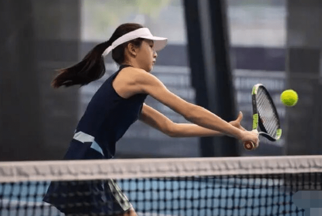 田亮一家在商场被偶遇，森碟个头高略微驼背，小亮仔爱吃糖豆