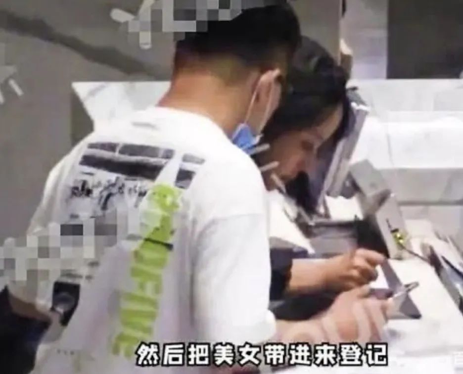 张一山再爆新恋情，与女方十指紧扣压马路，网友：无缝衔接