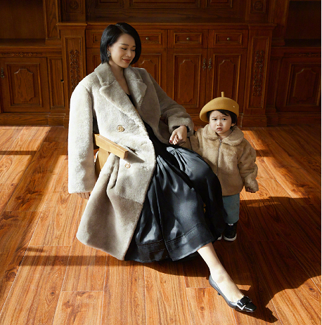 胡杏儿带小儿子玩游乐场，1岁半李奕霖痞帅大气，比哥哥有明星相