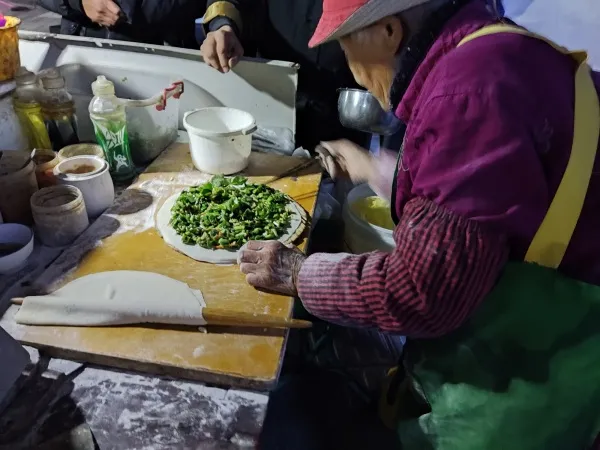 他们让菜馍奶奶一夜爆红，又逼着她消失了