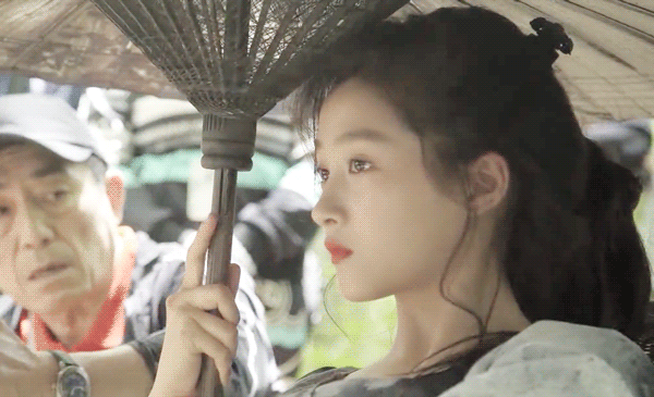 仿妆|关晓彤撑伞仿妆 妩媚成熟更深一筹