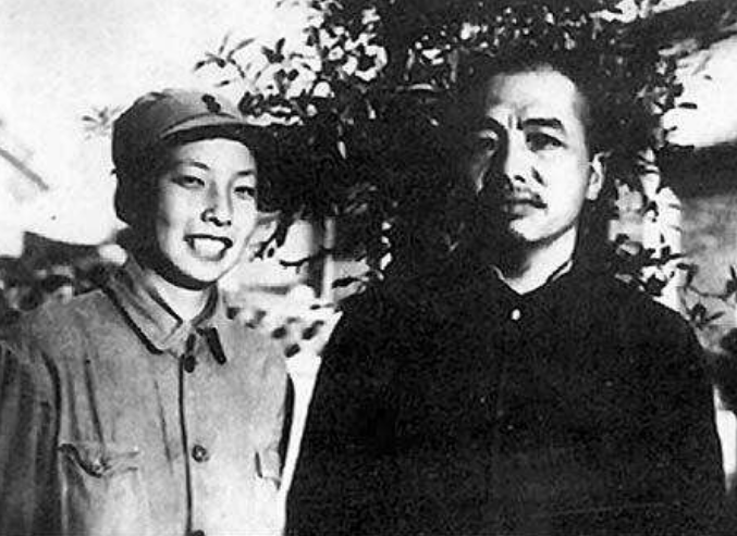 彭德怀三段婚恋，初恋被逼跳崖，原配无奈背叛