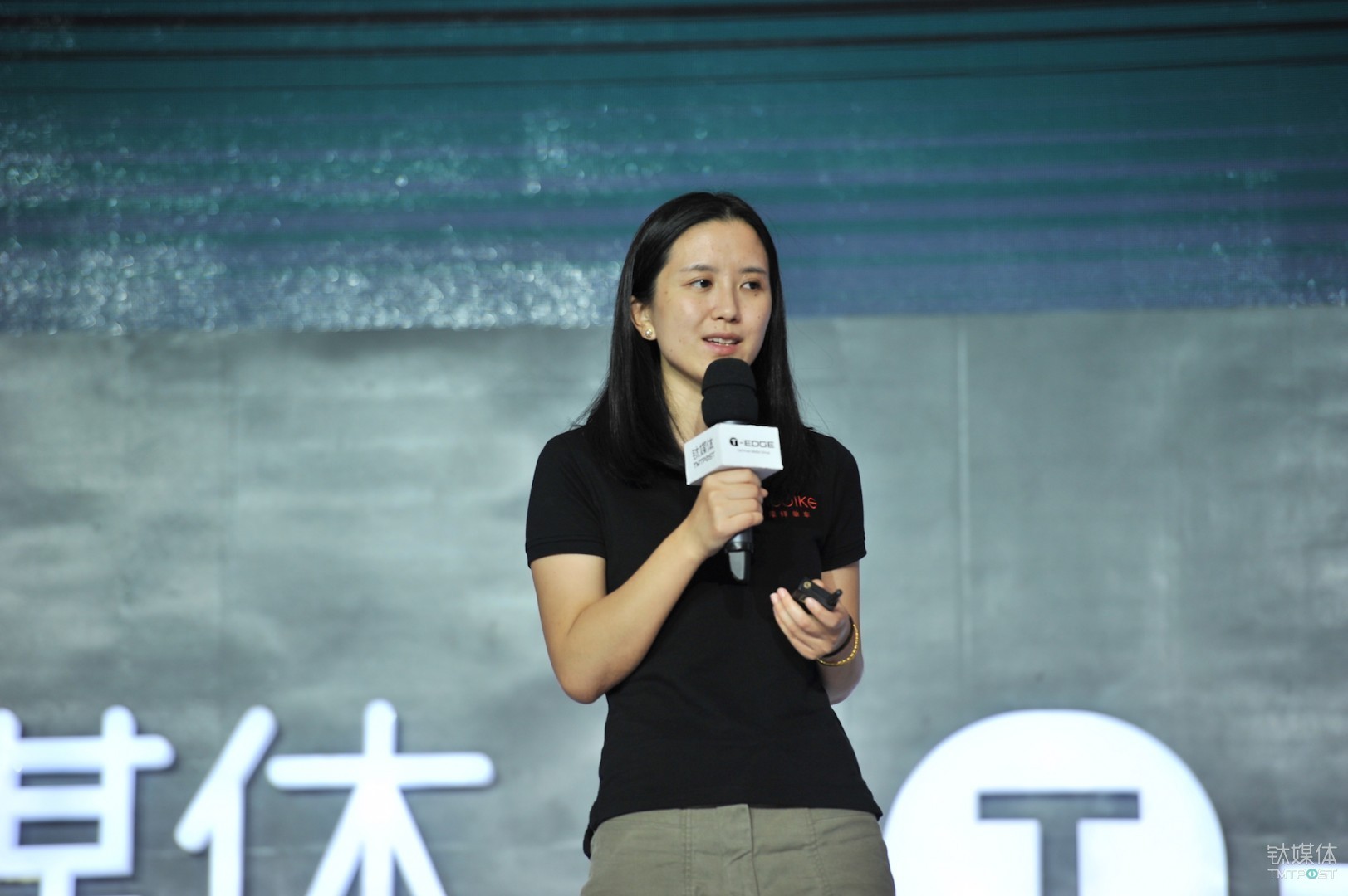 现实中的爽文女主：小县城出身，3个大佬帮她创业，4年变现15亿