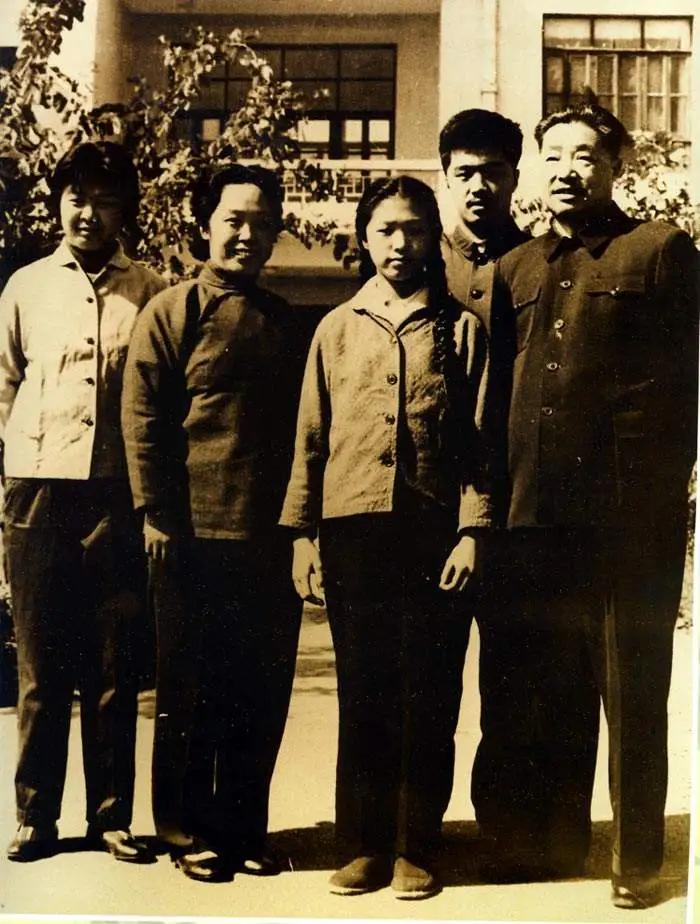 19年 66歲的薛明對着賀龍的遺像説 安息吧 我的愛人 娉娉伊人 Mdeditor