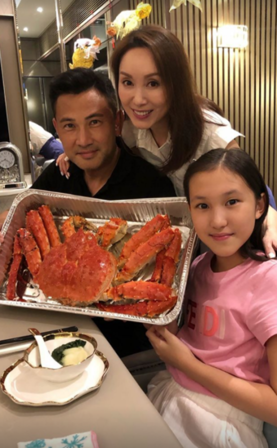 吴启华哥哥豪宅宴请郭可盈一家，退圈转行买鸡，一只卖388元