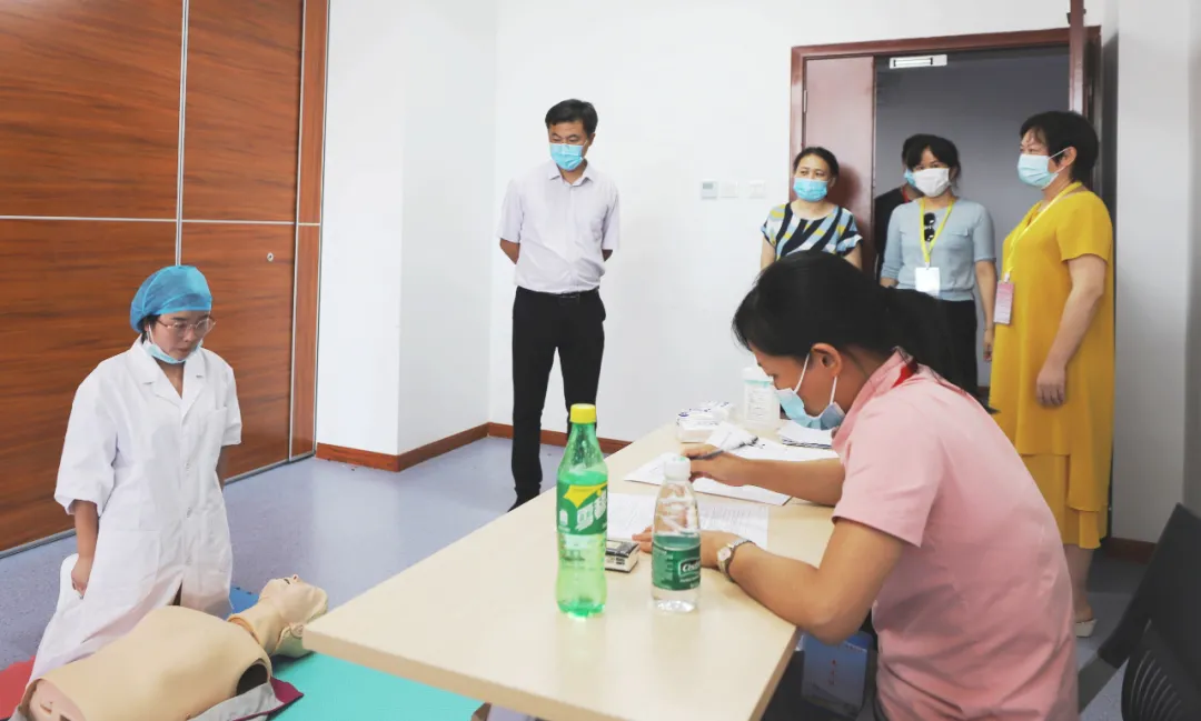 江西省中医药管理局到南昌市洪都中医院督导住培结业考试工作