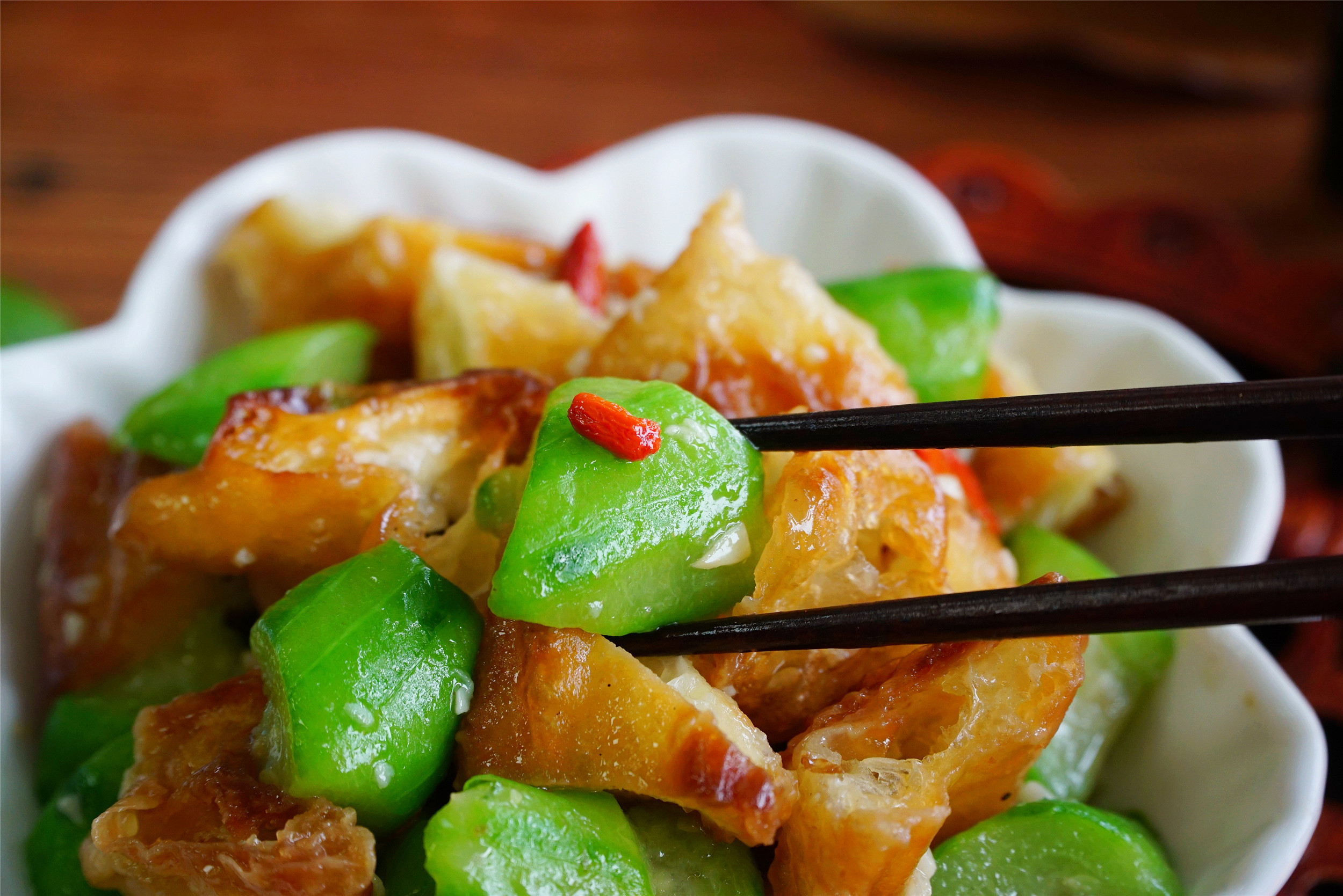 夏天没胃口，用丝瓜和油条巧搭配，想不到的好吃，次次吃不烦