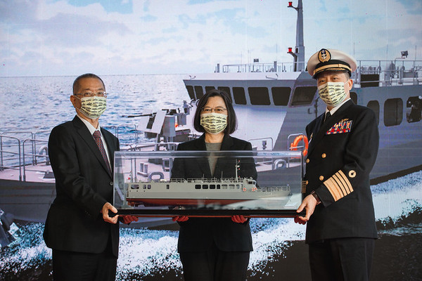 蔡英文发台军布雷艇“开箱照”，台网友叫嚣称