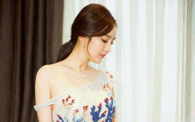 把杨幂一脚踢出剧组，封杀接近陈飞宇的小花，